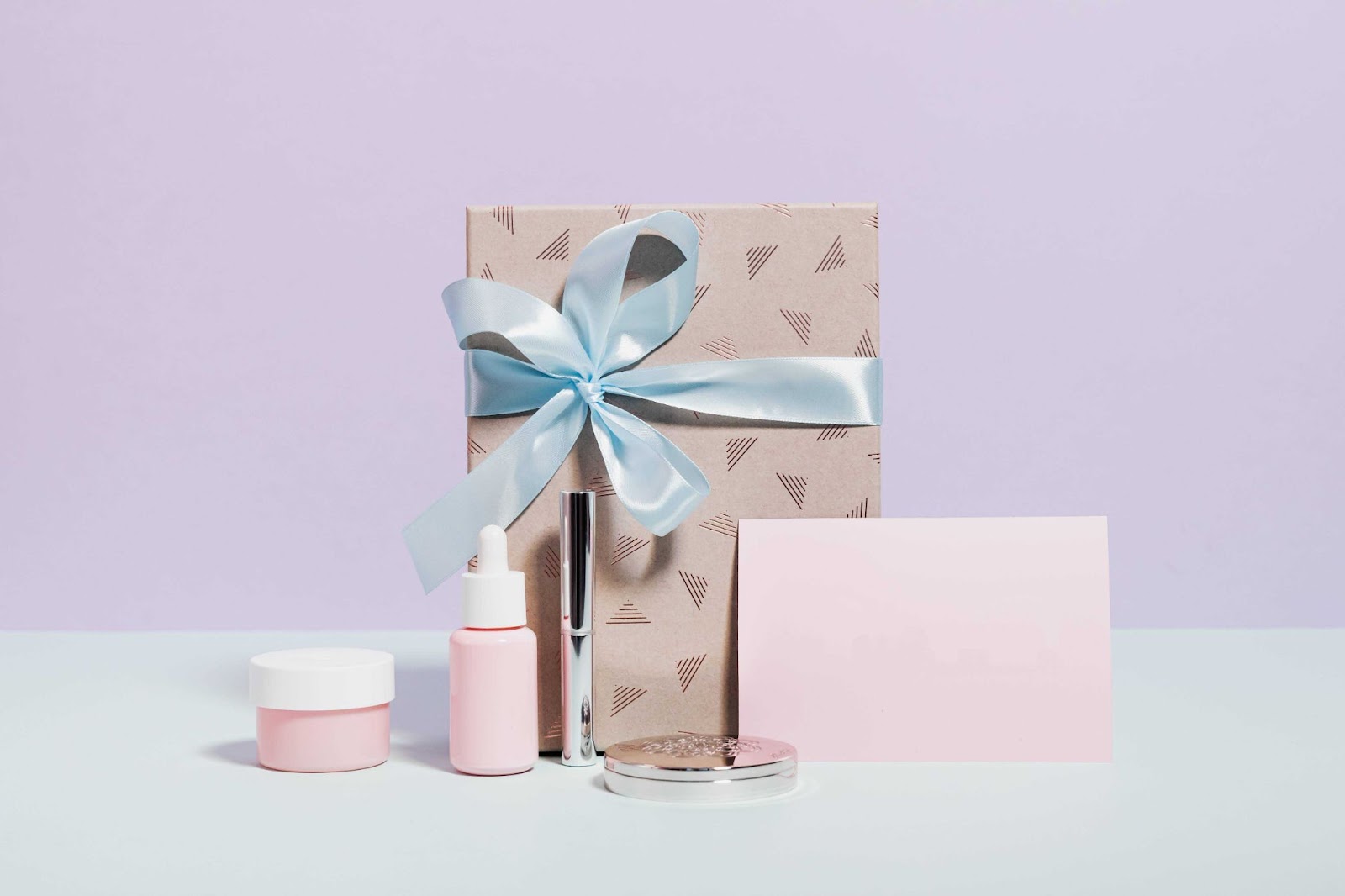 Custom packaging for cosmetics brands, including leaflets, glass bottles and boxes